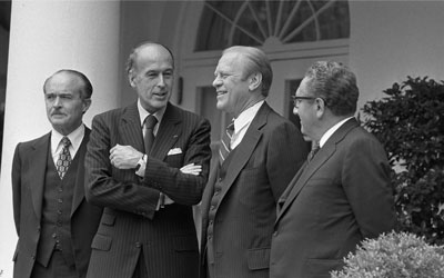 Prior to their Oval Office meeting President Ford and French President Valery Giscard d’Estaing stand on the White House Colonnade along with Secretary of State Henry Kissingerand French Foreign Minister Jean Sauvagnargues.  May 17, 1976.  