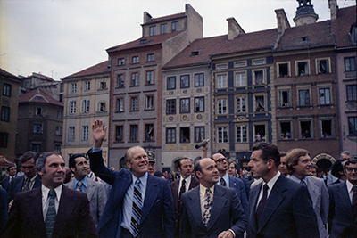 President Ford, Ambassador Janusz Lewandowski, Warsaw City Architect Tadeusz Szumiezewica, and others on a walking tour of Old Town, Warsaw, Poland.