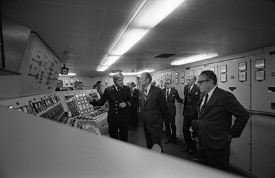 Electrical Engineer Jan Ahlfors giving President Ford and Secretary of State Henry Kissinger a briefing in the control Room during their tour of the icebreaker URHO in Helsinki, Finland.
