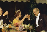 B0570-13. President Ford acknowledges the toast of Queen Elizabeth. 