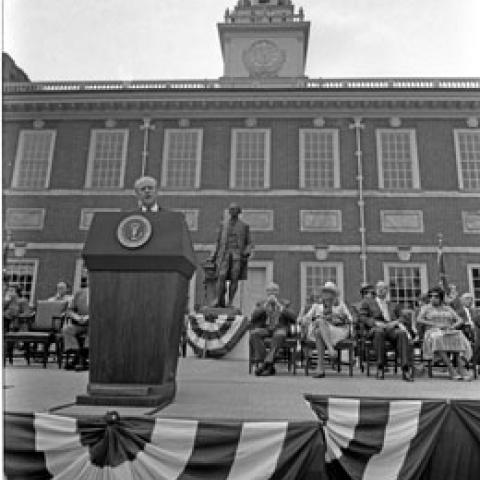 B0513-07A. President Ford speaks at Independence Hall in a ceremonial event to mark the nation’s Bicentennial. Philadelphia, Pennsylvania. July 4, 1976. B0513-07A. President Ford speaks at Independence Hall in a ceremonial event to mark the nation’s Bicentennial. Philadelphia, Pennsylvania. July 4, 1976.