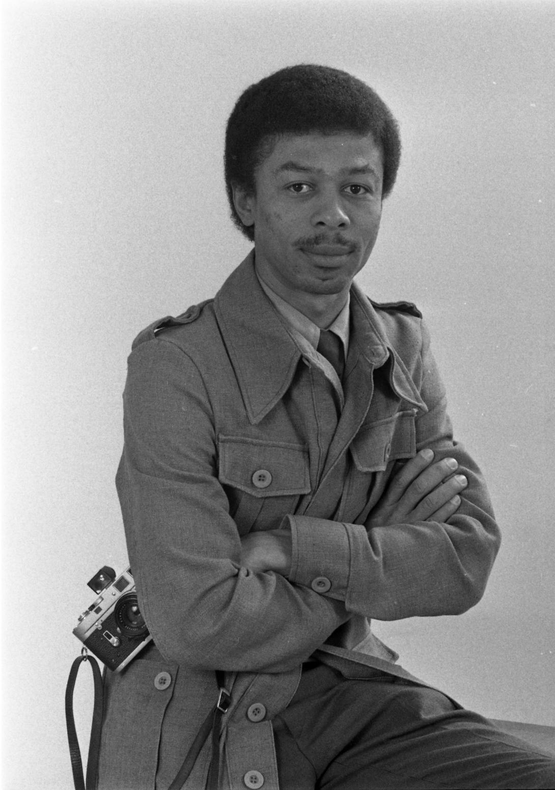 White House photographer Ricardo Thomas poses for photographer Karl Schumacher in the White House Photo Office on October 30, 1974.