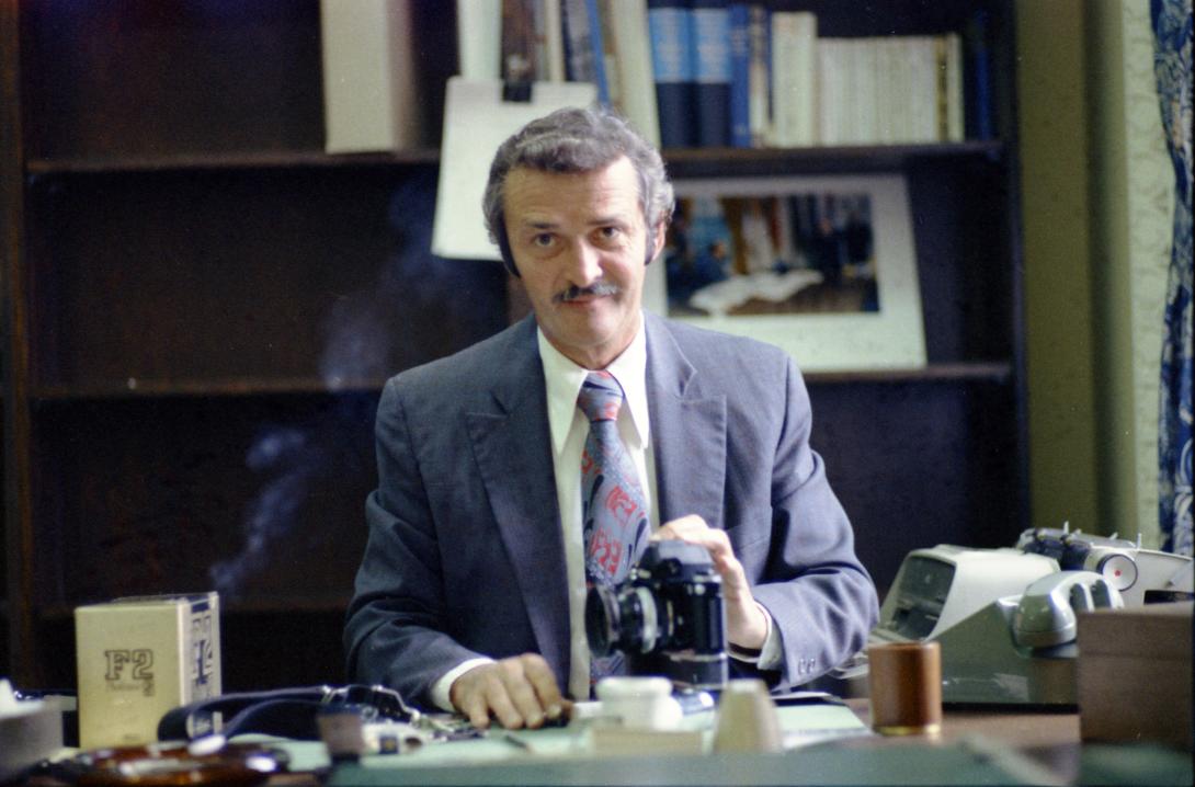 White House photographer Jack Kightlinger hams for the camera in the White House Photo Office on August 8, 1975.